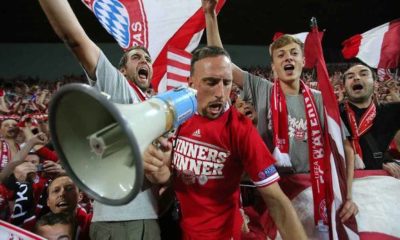Player on the megaphone: After the win, Franck Ribery celebrated with the fans in the corner.