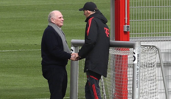 Honorary President Uli Hoeneß paid a visit to the team at the start of training on Wednesday.